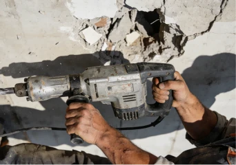 How does a low-vibration electric jackhammer reduce fatigue from long-term operation